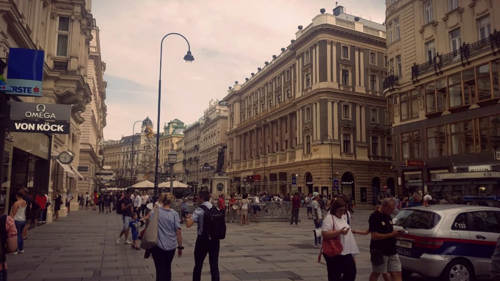 Reportazh/ Nga Tirana në Vjenë: Në kryeqytetin klasik të kafeneve dhe kulturës, ku problemet europiane duken të largëta